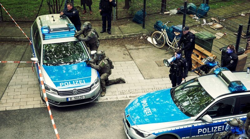 Polizeieinsatz vor der Bank: Die Streifenpolizistin Billy (Nicolette Krebitz, 4. v. re.) koordiniert den Einsatz – Bild: ARD Degeto/​Marco Fischer