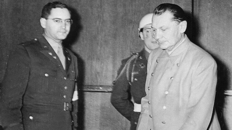 Hermann Göring (r.) nach einer Vernehmung 1946: links der amerikanische Gerichtspsychologe Gustave M. Gilbert. – Bild: ZDF und SNA./​SNA