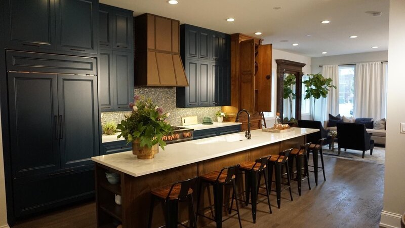 Alison Victoria, host of Windy City Rehab, incorporated custom blue caninets, elevated copper finishes and a coordinating penny round backspalsh into the kitchen of this historic Chicago home. – Bild: 2019, Scripps Networks, LLC. All Rights Reserved.