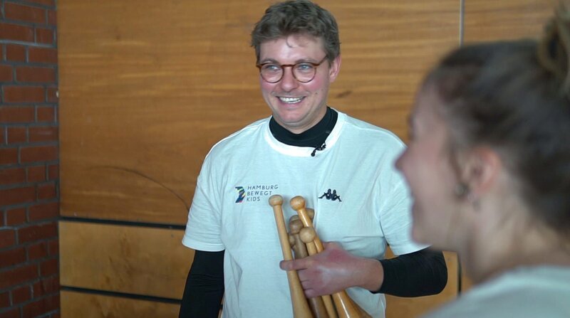 „Treten, beißen, spucken“: Kids Coach Malte muss während seiner Sport-Einheiten immer wieder schlichten. © NDR/​VP Vollprogramm Film- und – Bild: ZDF und NDR/​VP Vollprogramm Film- und Fernsehproduktion GmbH.