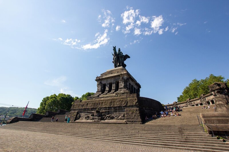 Die Statue am Deutschen Eck in Koblenz. – Bild: Bewegte Zeiten GmbH/​BR/​Andre Goerschel