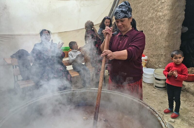 Usbekische Frauen bereiten das Neujahrsfest vor – Bild: phoenix/​ZDF/​Hajo Bergmann