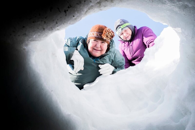 Minnie und Siassie bereiten sich vor, in die Eishöhle einzusteigen – Bild: BBC /​ Russell Leven