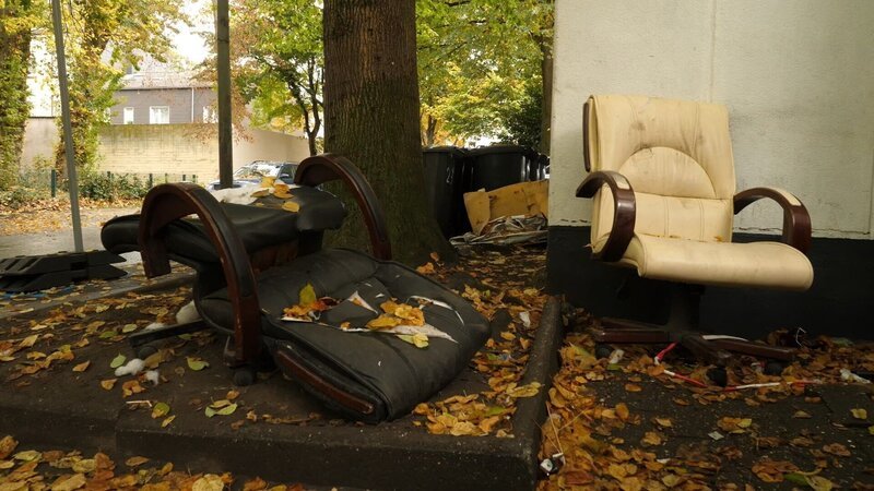 Wohnt man in einem sozialen Brennpunkt, hat man nicht dieselben Chancen wie Menschen aus besseren Vierteln. In solchen Siedlungen haben sich Armut und oft auch Perspektivlosigkeit über viele Jahre verfestigt. Neben der Ausweglosigkeit macht vielen Anwohnern die Kriminalität zu schaffen. Die Dokumentation zeigt, wie schwierig es ist, dieser Situation Herr zu werden und dass man nicht aufgeben darf. – Bild: RTL /​ media akzent tv production/​ Matthias Gräser
