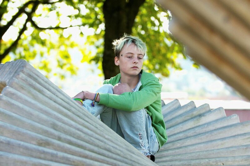 Der heute 15jährige Emil verbrachte acht Monate auf stationären Abteilungen. – Bild: ZDF und SRF.