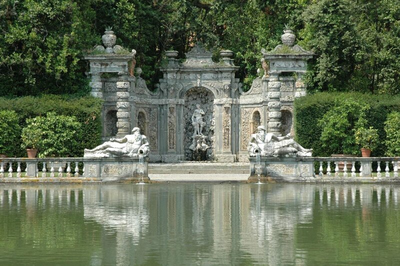 Monty lädt auf eine Reise nach Italien ein. Hier präsentiert er die schönsten Gärten Italiens. Hier Villa Reale di Marlia in der Toscana bei Lucca. – Bild: RTL