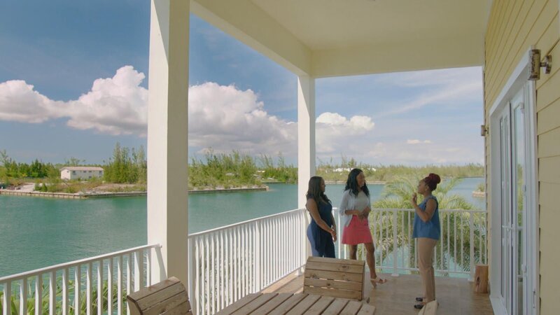 Eine erfolgreiche Immobilienunternehmerin aus Florida träumt schon lange davon, wieder in ihre Heimat auf die Insel Grand Bahama zurückzukehren und dort ihr eigenes Anwesen zu erwerben. Da ihre Kinder inzwischen ausgezogen sind, kann sie ihren Wunsch endlich verwirklichen. – Bild: HGTV