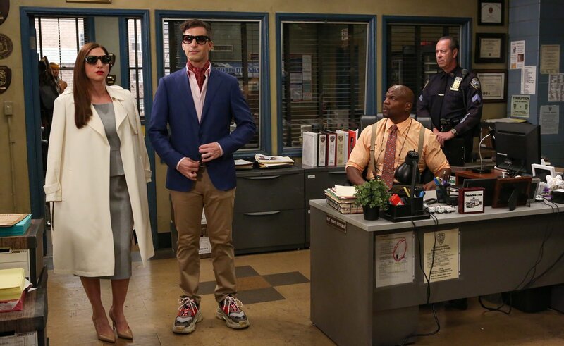 (v.l.n.r.) Gina Linetti (Chelsea Peretti); Jake Peralta (Andy Samberg); Terry Jeffords (Terry Crews) – Bild: 2019 UNIVERSAL TELEVISION LLC. All rights reserved. /​ Vivian Zink Lizenzbild frei