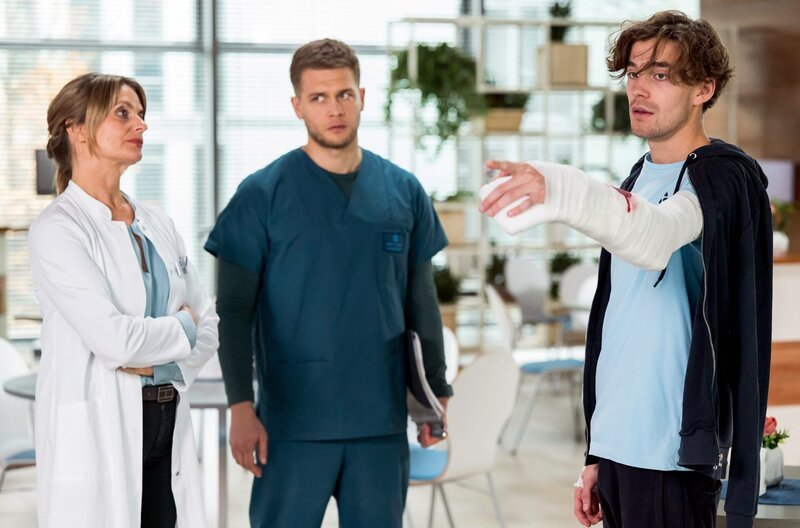 Dr. Ruhland (Gunda Ebert, l.) und Mikko (Luan Gummich, M.) sorgen sich um ihren Patienten Lars Wexler (Leonard Fuchs). – Bild: ARD/​Jens Ulrich Koch