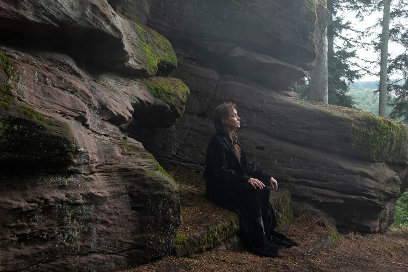 Pauline Frey (Jeanette Hain) findet Schutz und Zuflucht im Wald. – Bild: ZDF und Maria Wiesler./​Maria Wiesler