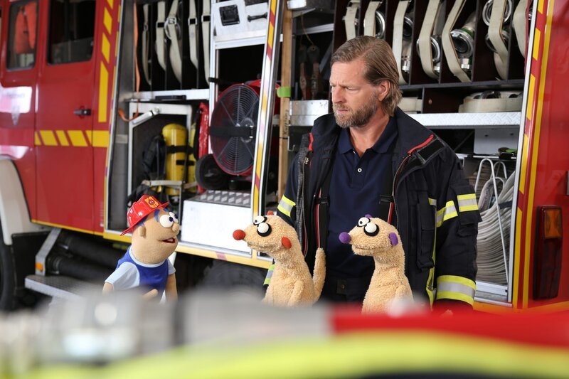 Beim Feuerwehrmann (Henning Baum) und seinem Sohn gibt es Probleme. – Bild: NDR/​bigSmile