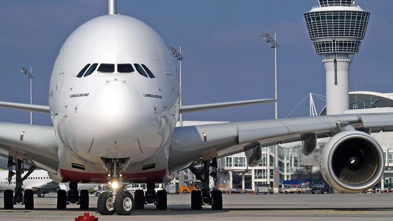Bildunterschrift: Der zweitgrößte Flughafen Deutschlands verbindet rund 100 Fluggesellschaften mit 230 Destinationen in 70 Ländern.; Bildunterschrift: Der zweitgrößte Flughafen Deutschlands verbindet rund 100 Fluggesellschaften mit 230 Destinationen in 70 Ländern. – Bild: N24 Doku Bildunterschrift: Der zweitgrößte Flughafen Deutschlands verbindet rund 100 Fluggesellschaften mit 230 Destinationen in 70 Ländern.; Bildunterschrift: Der zweitgrößte Flughafen Deutschlands verbindet rund 100 Fluggesellschaften mit 230 Destinationen in 70 Ländern. – Bild: N24 Doku