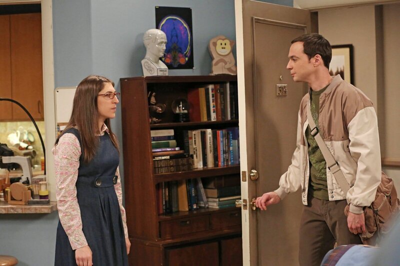 Geraten wegen zwei Spielsystemen aneinander: Sheldon (Jim Parsons, r.) und Amy (Mayim Bialik, l.) … – Bild: Warner Brothers Lizenzbild frei