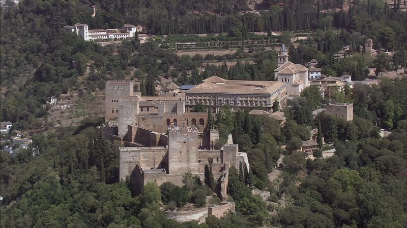In Granada steht die berühmte Stadtburg Alhambra – seit 1984 Weltkulturerbe. – Bild: ZDF und Skyworks.
