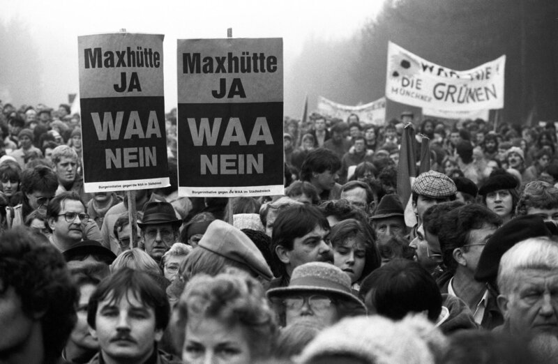 Teilnehmer demonstrieren gegen die Wiederaufbereitungsanlage in Wackersdorf (WAA). – Bild: ZDF und imago stock&people.