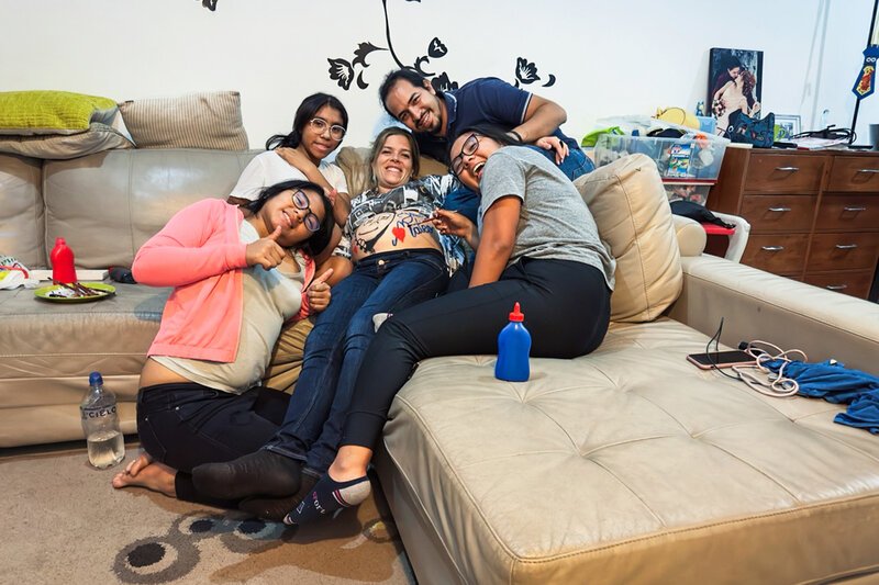 SRF bi de Lüt – Familiensache Folge 1 Miriam und Carlos Bernales-Kühni mit ihren drei peruanischen Pflegetöchtern. Sie bemalen Miriams schwangeren Bauch. 2024 SRF – Bild: SRF1