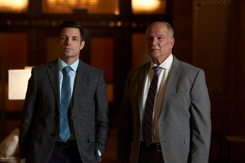Polizeidetektiv Logan (Brennan Elliott, li.) und Chief Chauncey Logan (John Kapelos) haben es mit einem mysteriösen Fall zu tun. +++ – Bild: 2023 Paramount Pictures. All Rights Reserved.