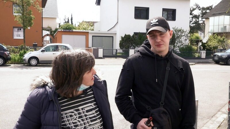 Jonas wohnt noch bei seiner Mutter Simone. Das soll sich nun jedoch ändern.. – Bild: RTL Zwei
