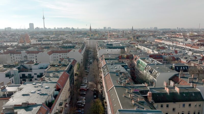 In Berlin leben 82 Prozent der Menschen in Mietwohnungen. In den letzten zehn Jahren haben sich die Angebotsmieten nahezu verdoppelt: Normalverdienende Menschen finden in der Hauptstadt keinen Wohnraum mehr. – Bild: WDR