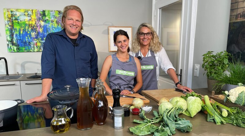 Erzieherin Nicole Großmann und Lucia Rushiti (v.r.n.l.) von der Kinderdorffamilie Kommer kochen mit Björn Freitag (links) einen leckeren Gemüseeintopf. – Bild: WDR/​solis TV/​Joshua Stolz