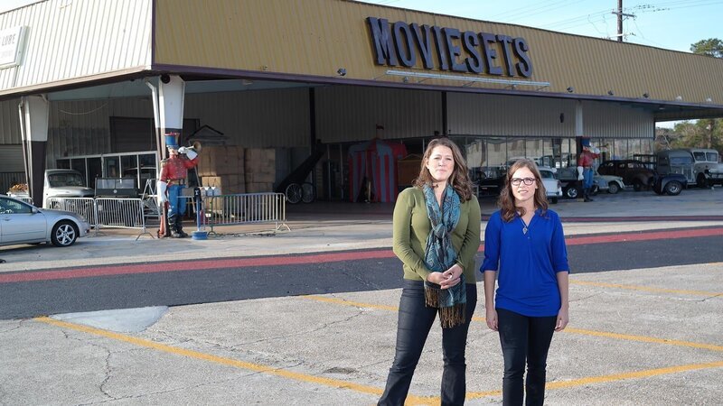 Owners Kristy and Sarah stand in front of their business, Moviesets in New Orleans, Louisiana, as seen on Food Network’s Mystery Diners, Season 9. – Bild: 2015,Television Food Network, G.P. All Rights Reserved