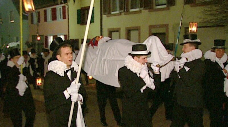 Die Traditionsfigur der Fastnacht in Endingen: Der Jokili. Mit dem Trauerzug für den Jokiili endet die Fastnacht in Endingen am Kaiserstuhl. – Bild: SWR/​pharemedia