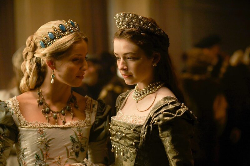 Jane (Annabelle Wallis, l.) versucht alles, um den König mit seiner Tochter Mary Tudor (Sarah Bolger, r.) wieder zu vereinen … – Bild: AXN White