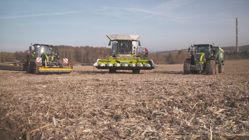 Der Traktor der Axion 960 CEMOS gilt in Fachkreisen als ein Traktor-Modell mit besonders nachhaltiger Technologie. – Bild: N24 Doku Der Traktor der Axion 960 CEMOS gilt in Fachkreisen als ein Traktor-Modell mit besonders nachhaltiger Technologie. – Bild: N24 Doku