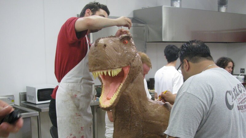 Ralph, Alex and Frankie work on dinosaur cake. – Bild: Discovery Communications