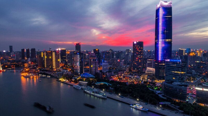 Skyline von Shanghai im Abendrot. – Bild: Eric Lee /​ BR, NDR /​ BR/​NDR/​Eric Lee