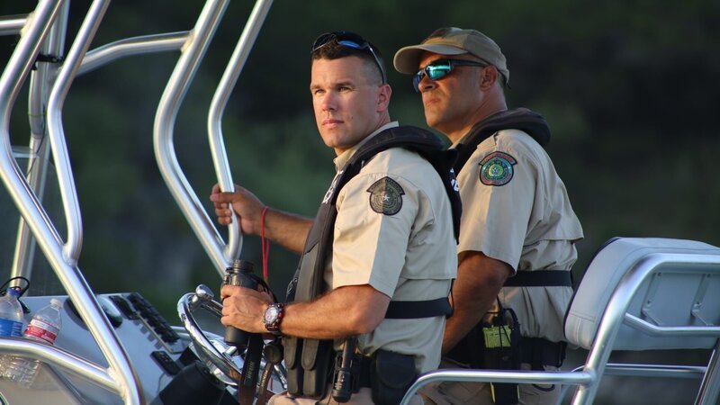 Wardens Jones and Sanchez patrolling Lake Travis. – Bild: Discovery Communications