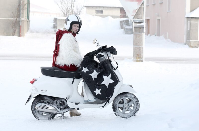 Who Killed Marilyn? – Bild: Jean-Claude Lother /​ Martine Langevin (Sophie Quinton) wird unter dem Künstlernamen Candice Lecoeur durch Werbespots für Käse bekannt und präsentiert die örtlichen Wettervorhersagen im Fernsehen.