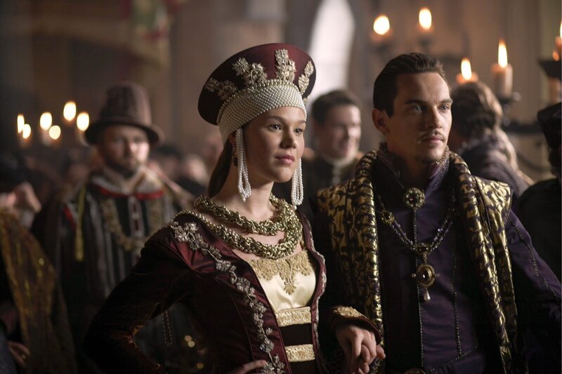 Cromwell scheint am Ziel: Henry (Jonathan Rhys Meyers, r.) hat sich für Anna von Klewe (Joss Stone, l.) entschieden. Denn die deutsche Fürstentochter stammt aus einem zutiefst protestantischen Haushalt und dürfte somit die Reformation in England beflügeln. Doch unglücklicherweise ist sie keine Schönheit … – Bild: TVP /​ Zdjęcia mogą być wykorzystane do jednorazowej publikacji prasowej ilustrującej aktualny program TVP S.A. na dany tydzień.