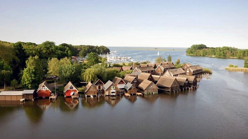 Röbel an der Müritz mit seinem unverwechselbaren Charme: Das „Land der tausend Seen“ ist Rückzugsort für Wassersportler und Naturliebhaber. – Bild: phoenix/​ZDF/​Marcus Winterbauer