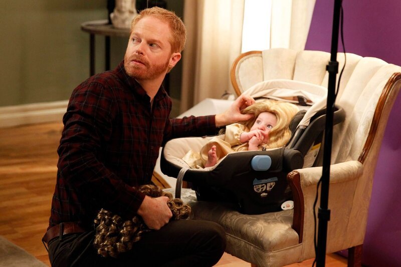 Entsetzt stellt Mitchell (Jesse Tyler Ferguson) fest, dass Lily auf dem Kopf von Baby Joe eine Perücke mit Sekundenkleber festgeklebt hat. – Bild: ViacomCBS /​ Hopper Stone