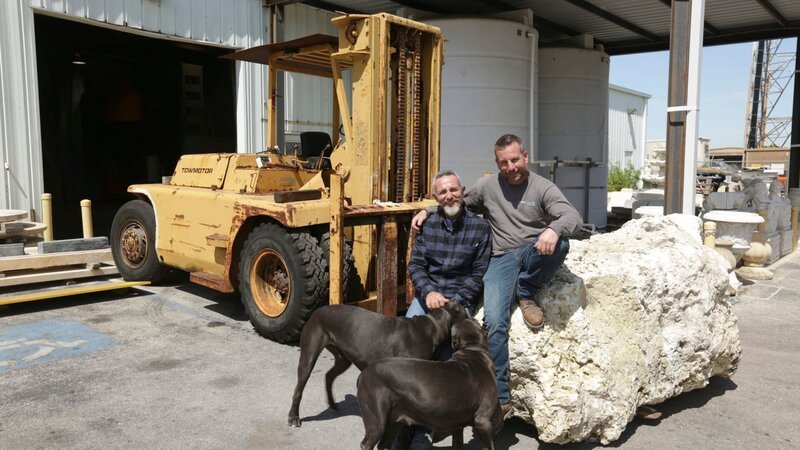 Lucas Congdon and Robert Krolikiewicz pose with Robert’s dogs at his shop. – Bild: Animal Planet /​ Photobank 35920_ep307_001 /​ Discovery Communications