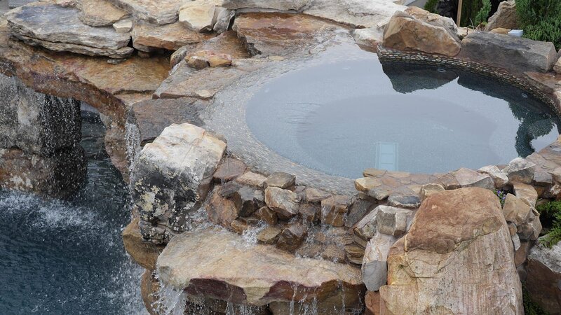 Completed hot tub and part of grotto – Bild: Discovery Communications, LLC