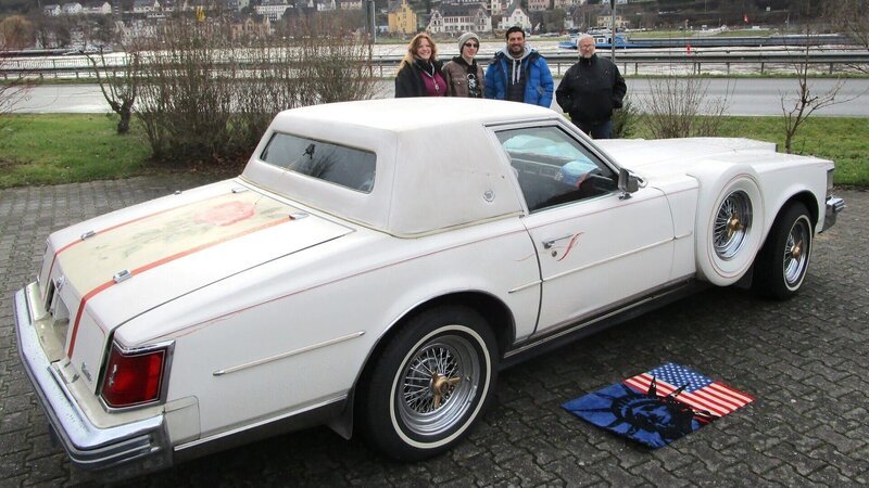 Auch dieses Schmuckstück, ein Cadillac von 1978, soll verkauft werden … (Foto: Daliah, Martin, Sükrü Pehlivan und Arno)Auch dieses SchmuckstĂĽck, ein Cadillac von 1978, soll verkauft werden … (Foto: Daliah, Martin, SĂĽkrĂĽ Pehlivan und Arno) – Bild: RTL Zwei