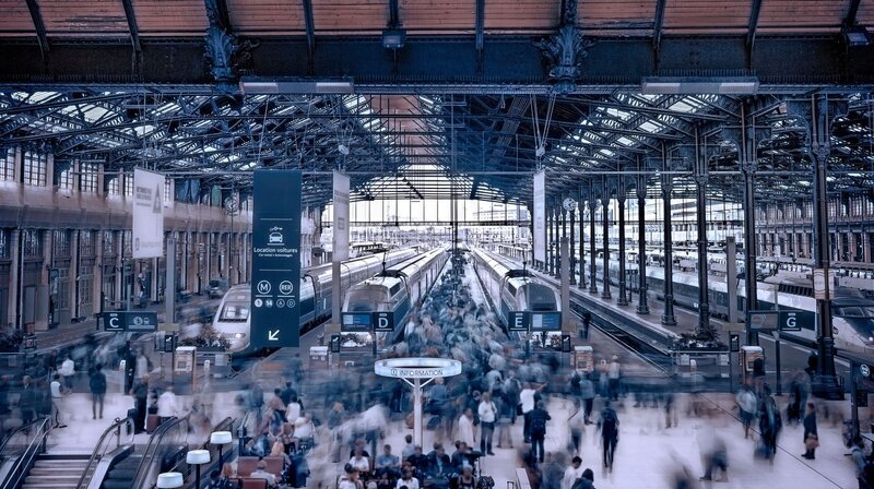 Bahnhofshalle des Gare de Lyon. – Bild: Bea Müller /​ YUZU Productions