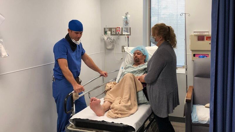 Dr. Brad looks at Steve Harding’s foot before surgery. – Bild: Discovery Communications, LLC