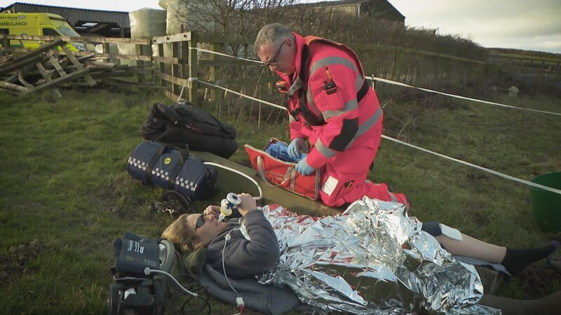 Ein Medizintechniker hilft einer verletzten Person – Bild: Warner Bros. Discovery