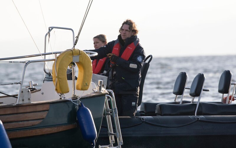 Eine Mordermittlung führt Annika Strandhed (Nicola Walker) und Michael McAndrews (Jamie Sives) zu einem Boot, das im Fluss Clyde treibt. – Bild: ZDF und Graeme Hunter; © Black Camel Pictures & All4Media Inte