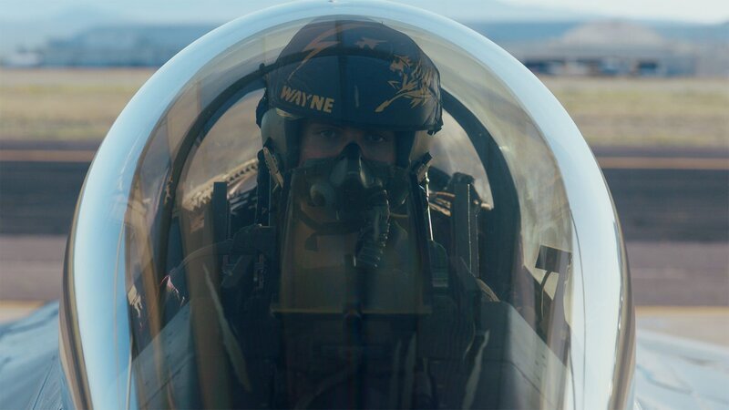 Rutger de Man (Josha Stradowski ) hat es geschafft: Er fliegt den legendären Kampfjet „F16“. – Bild:  Crime Time