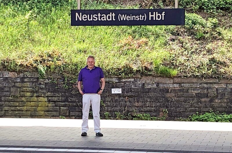 Werner Schreiner am Hauptbahnhof seiner Heimatstadt Neustadt a.d. Weinstraße. – Bild: SWR