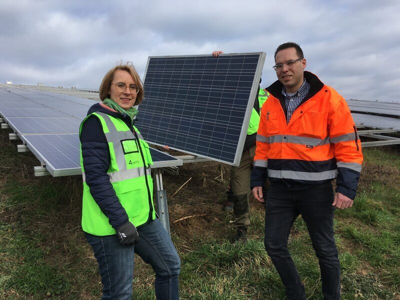 Anja Spannaus (FP Lux Unternehmensgruppe) und Martin Wilke (2ndlifesolar) im Solarpark Magdeburg. – Bild: ZDF und Jochen Klöck.
