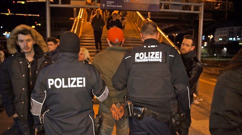 Im regen Nachtleben der Hauptstadt kann es schnell zu gewalttätigen Eskalationen kommen. – Bild: N24 Doku Im regen Nachtleben der Hauptstadt kann es schnell zu gewalttätigen Eskalationen kommen. – Bild: N24 Doku
