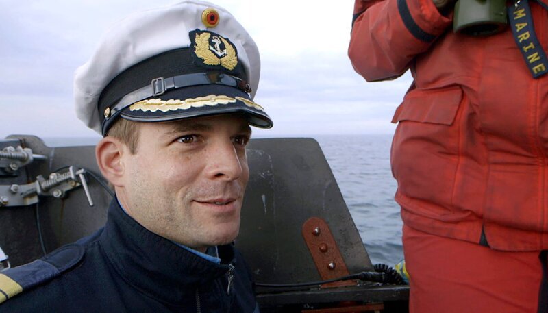 U-Boot Kommandant Lars Gössing auf der Brücke von U 31. – Bild: NDR/​Clipart