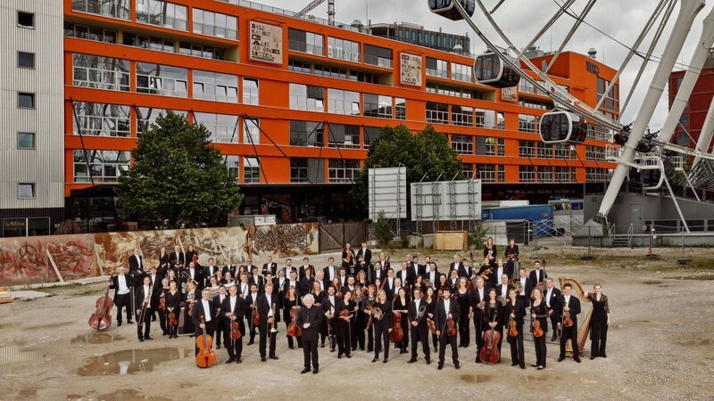 Symphonieorchester des Bayerischen Rundfunks unter der Künstlerischen Leitung von Sir Simon Rattle im Münchner Werksviertel. – Bild: ZDF und BR