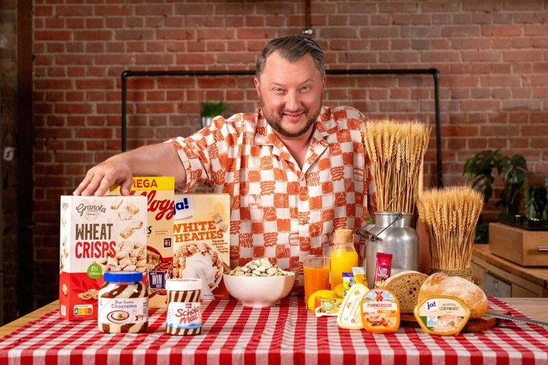 Sebastian Lege packt aus! Der Produktentwickler baut vier Frühstücks-Klassiker nach und deckt auf, was wirklich in den Produkten steckt. – Bild: ZDF und Lars Döring.