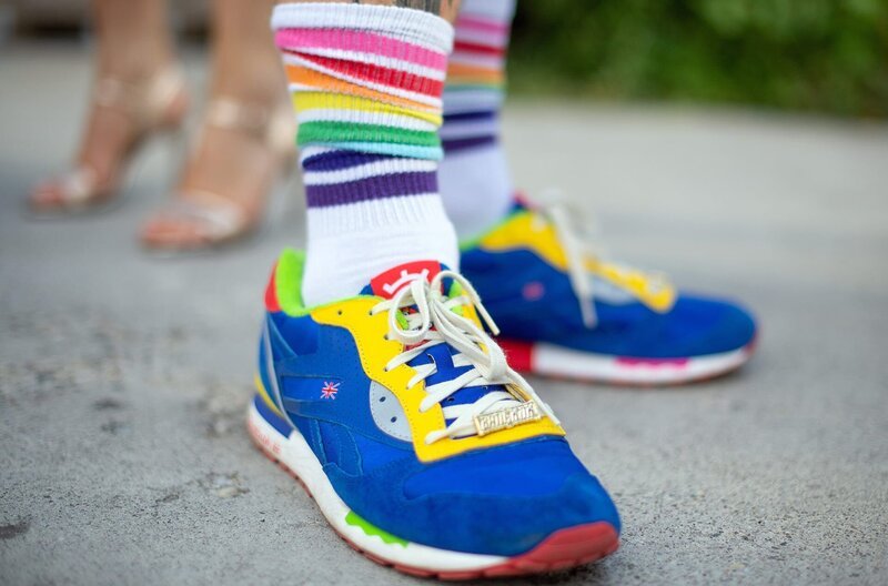 Die Autoren Fabian Nast und Jannes Giessel erklären, wie der Hype um Sneaker entstanden ist, wie das Geschäft mit der Streetwear funktioniert und wer wie davon profitiert. – Bild: WDR/dpa/Monika Skolimowska Die Autoren Fabian Nast und Jannes Giessel erklären, wie der Hype um Sneaker entstanden ist, wie das Geschäft mit der Streetwear funktioniert und wer wie davon profitiert. – Bild: WDR/dpa/Monika Skolimowska